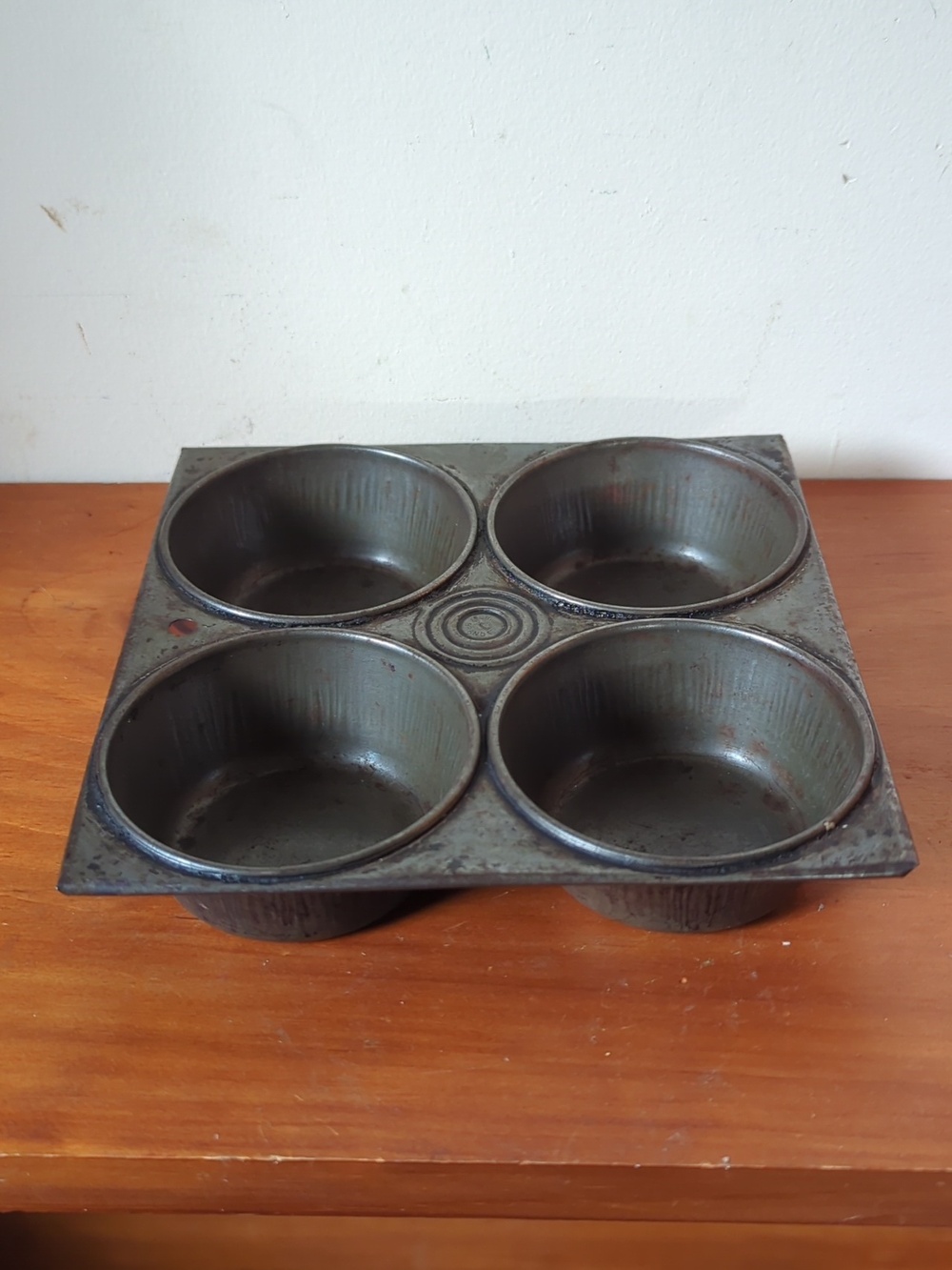 Antique Bull's-eye Metal Four Bisquit Tin Pan - Picture 2 of 4